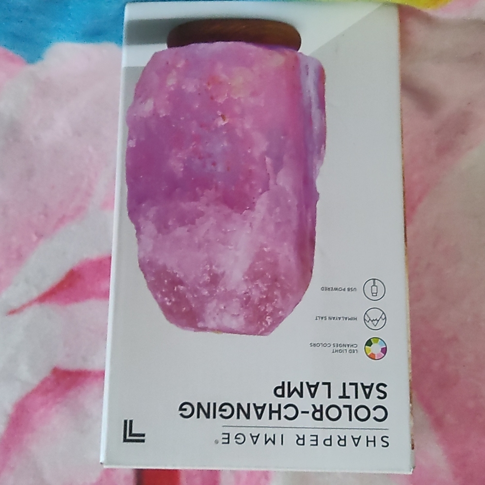Color- changing salt lamp